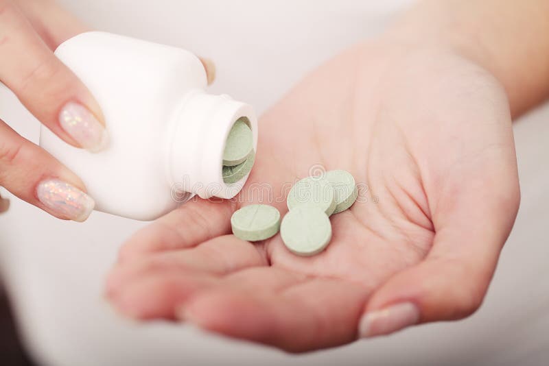Píldoras o cápsulas a disposición, palma o fingeres de la medicina Prescripción de la droga para la medicación del tratamiento Me imagen de archivo libre de regalías Píldoras o cápsulas a disposición, palma o fingeres de la medicina Prescripción de la droga para la medicación del tratamiento Me imagen de archivo libre de regalías