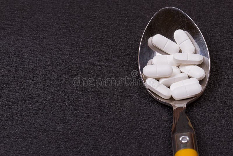 Píldoras, tabletas y cápsulas farmacéuticas clasificadas de la medicina en la cuchara imágenes de archivo libres de regalías Píldoras, tabletas y cápsulas farmacéuticas clasificadas de la medicina en la cuchara imágenes de archivo libres de regalías