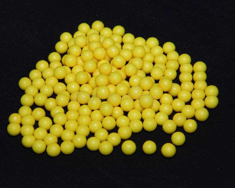 Píldoras ácidas ascórbicas en forma negra, tabletas redondas amarillas, vitamina C imagen de archivo Píldoras ácidas ascórbicas en forma negra, tabletas redondas amarillas, vitamina C imagen de archivo