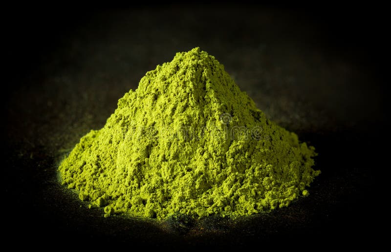 Pó do chá verde de Matcha no fundo preto do ferro fundido fotografia de stock Pó do chá verde de Matcha no fundo preto do ferro fundido fotografia de stock