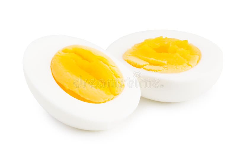 Pół gotowanego jajeczka wyizolowanego na białym tle