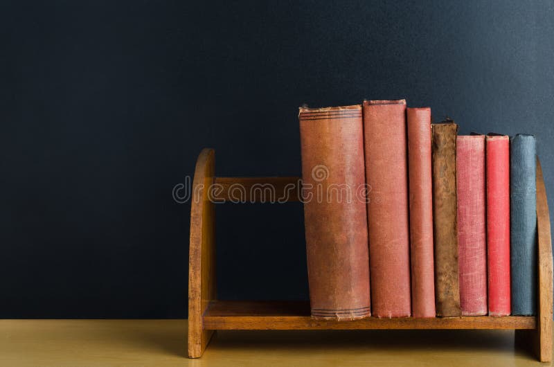 Półka na książki na biurku z Chalkboard tłem
