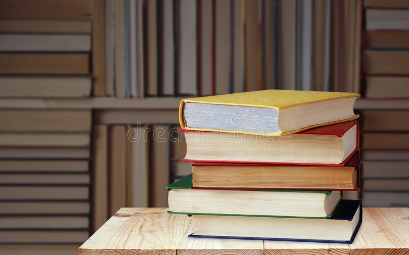 Półka z książkami przeciw zamazanemu tłu biblioteka bookcase zdjęcia stock Półka z książkami przeciw zamazanemu tłu biblioteka bookcase zdjęcia stock