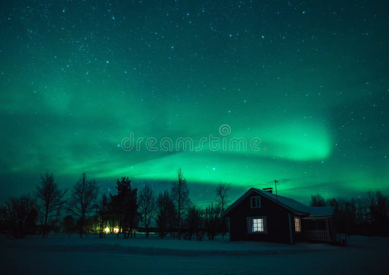 Północnych świateł zorza Borealis nad chałupą w Lapland wiosce Finlandia zdjęcia royalty free Północnych świateł zorza Borealis nad chałupą w Lapland wiosce Finlandia zdjęcia royalty free