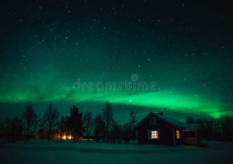 Północnych świateł zorza Borealis nad chałupą w Lapland wiosce Finlandia fotografia stock Północnych świateł zorza Borealis nad chałupą w Lapland wiosce Finlandia fotografia stock
