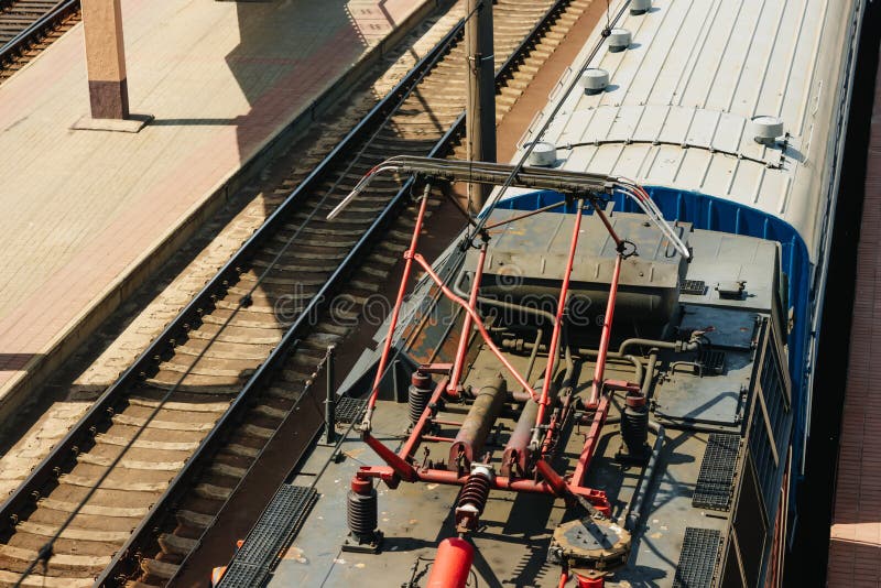 Pôle de trolleys électriques Système d'électrification ferroviaire Fil de ligne surélevée sur voie ferrée Lignes électriques photographie stock Pôle de trolleys électriques Système d'électrification ferroviaire Fil de ligne surélevée sur voie ferrée Lignes électriques photographie stock