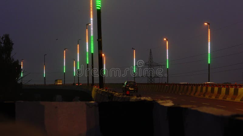 02 01 2024 pôles lumineux à led delhi tiranga et voitures en mouvement banque de vidéos