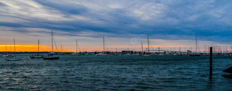 Pôr do sol e a ponte na baía de Narragansett imagens de stock Pôr do sol e a ponte na baía de Narragansett imagens de stock