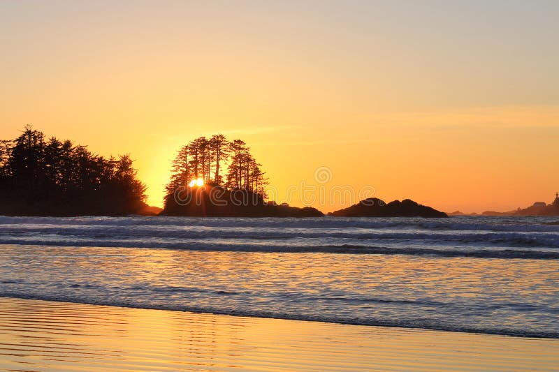 Pôr do sol pacífico na praia de chesterman, na ilha de vancouver tofino columbia canada