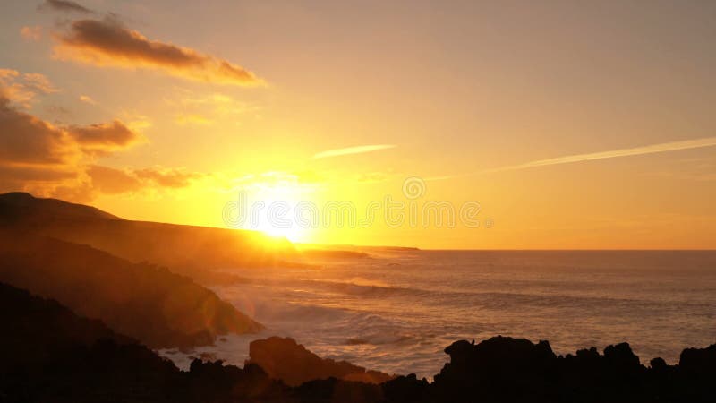 Pôr do sol sobre o oceano atlântico uma paisagem bela e colorida