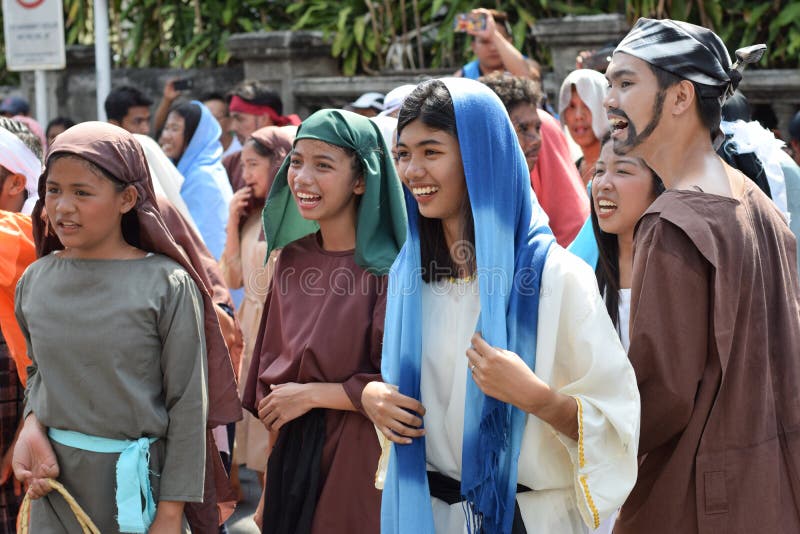 Pöbel von den Leuten, die Jesus Christ-gaher auf Piazza, Straßendrama verfolgen, Gemeinschaft feiert Karfreitag, der die Ereignis stockbild Pöbel von den Leuten, die Jesus Christ-gaher auf Piazza, Straßendrama verfolgen, Gemeinschaft feiert Karfreitag, der die Ereignis stockbild