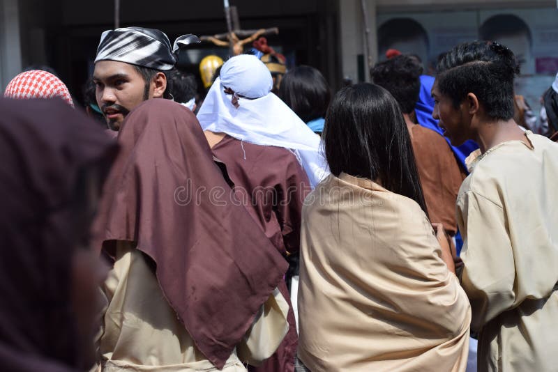 Pöbel von den Leuten, die Jesus Christ-gaher auf Piazza, Straßendrama verfolgen, Gemeinschaft feiert Karfreitag, der die Ereignis stockfotografie Pöbel von den Leuten, die Jesus Christ-gaher auf Piazza, Straßendrama verfolgen, Gemeinschaft feiert Karfreitag, der die Ereignis stockfotografie