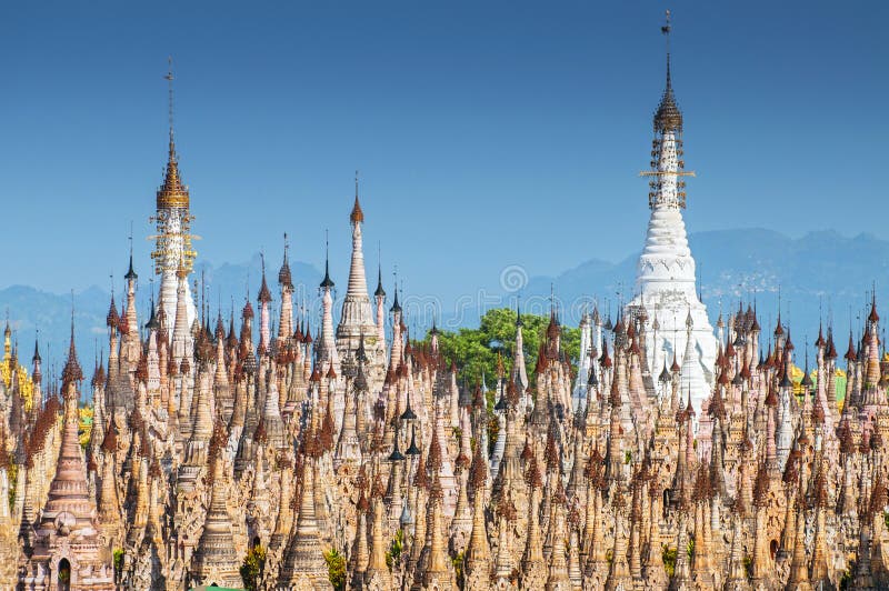 Păgânii Kakku sunt aproape 2500 de stupuri de piatră frumoase ascunse într-o zonă îndepărtată din Myanmar, lângă lacul Inle. acest royalty free stock images