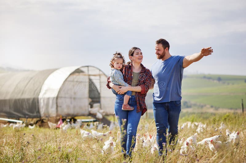 Părinți agricoli și fete cu pui care merg pe jos sau vorbesc cu agricultura. Mamă sau tată cu copil stock photo