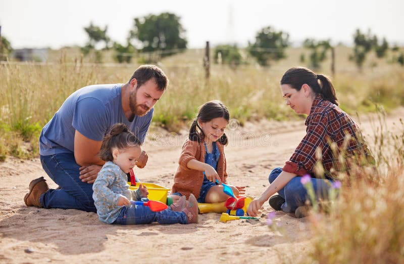 Părinți copii și jucându-se cu jucării în nisip pentru a uni activitatea familială și stimularea senzorială. Oameni royalty free stock image