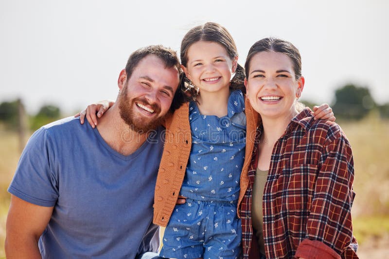 Părinți portreți și copii îmbrățișați într-un mediu sustenabil în agricultură și uniți cu zâmbetul. mama exterioară royalty free stock image