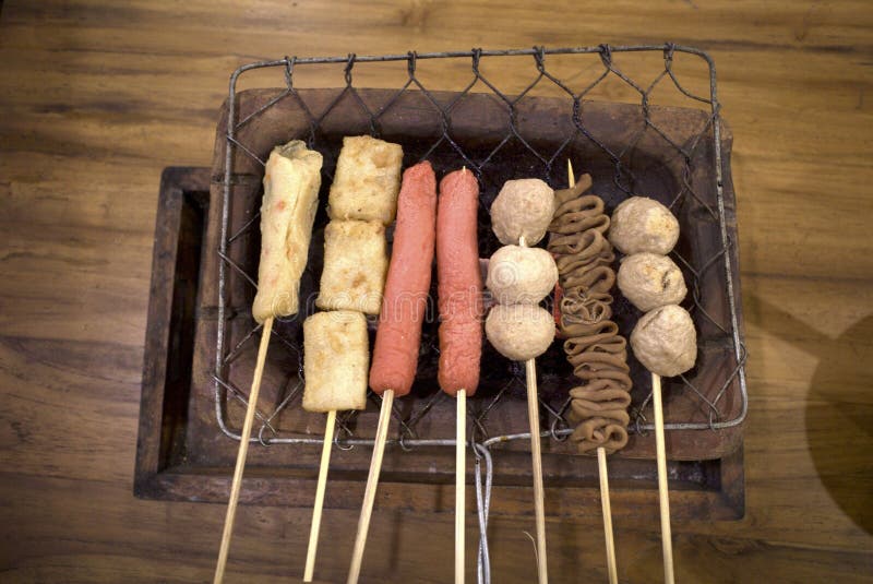 Păsări la grătar satay tofu satay carne cârnați și minge de carne rămâne pe Angkringan delicioase stradă alimente în Yogyakarta In stock photo