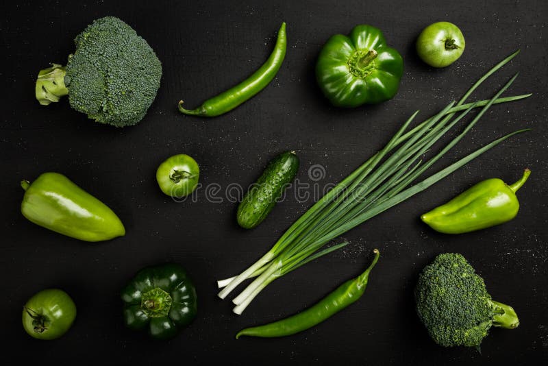 Płaskie serie asortowanej zieleni stonowani warzywa fotografia stock