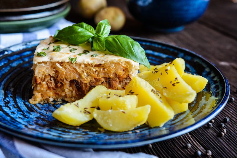 Płatowata kwaśna kapusta z minced mięsem i ryż nakrywającymi z kwaśną śmietanką, Kolozsvari Kaposzta, Varza - los angeles Cluj - zdjęcia stock