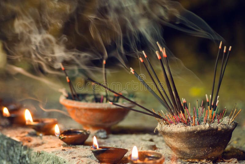 Płonący aromatyczni kadzidło kije Kadzi dla ono modli się Buddha lub Hinduskich bóg pokazywać szacunek obrazy royalty free Płonący aromatyczni kadzidło kije Kadzi dla ono modli się Buddha lub Hinduskich bóg pokazywać szacunek obrazy royalty free