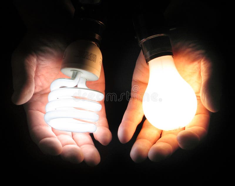 Płonący fluorescencyjnego żarówki porównuje światło