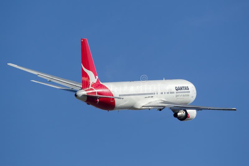 Qantas Boeing 767 lijnvliegtuig die van Sydney Airport opstijgen stock fotografie Qantas Boeing 767 lijnvliegtuig die van Sydney Airport opstijgen stock fotografie