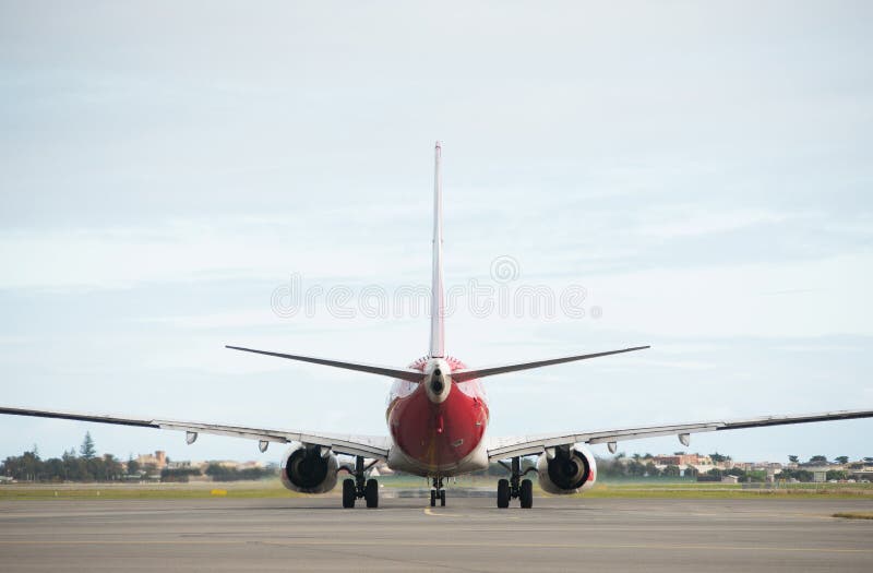 Qantas plan annalkande landningsbana på Adelaide Airport arkivfoto Qantas plan annalkande landningsbana på Adelaide Airport arkivfoto