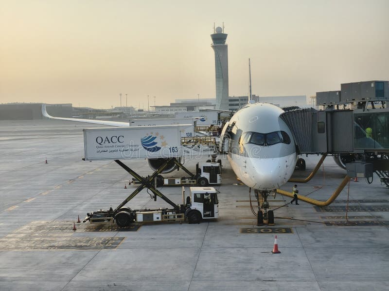 Qatar Airways Airbus A3501000 στο διεθνές αεροδρόμιο Doha Hamad στοκ φωτογραφία με δικαίωμα ελεύθερης χρήσης
