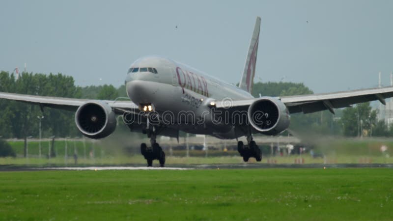 Qatarisk last Boeing 777 som att närma sig lager videofilmer