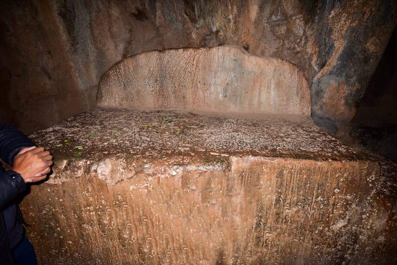 It is a special place. Inside, the surfaces are smooth, with niches and table-like structures. Rituals and / or sacrifices, mummifications, burials, human sacrifices were practiced here. It is a special place. Inside, the surfaces are smooth, with niches and table-like structures. Rituals and / or sacrifices, mummifications, burials, human sacrifices were practiced here