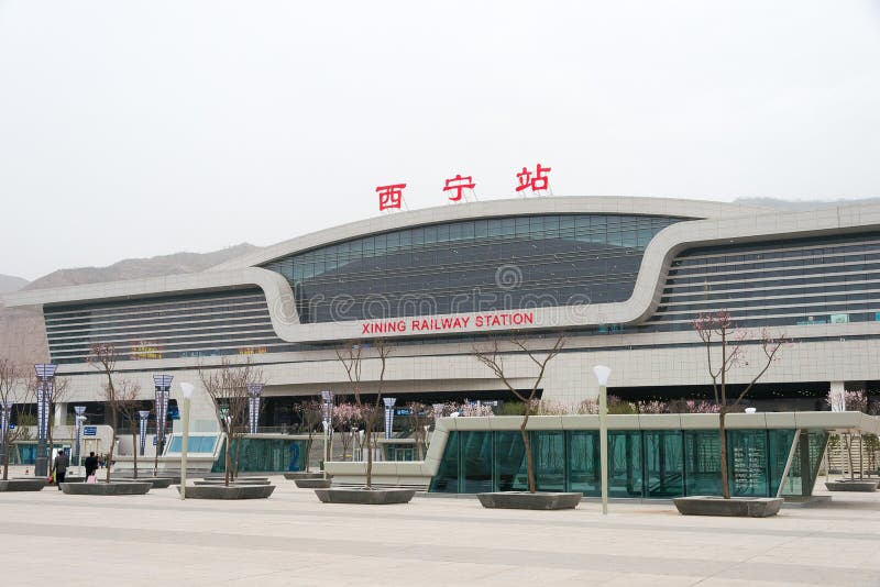 QINGHAI, CINA - 4 aprile 2015: Stazione ferroviaria di Xining in Xining immagine stock libera da diritti QINGHAI, CINA - 4 aprile 2015: Stazione ferroviaria di Xining in Xining immagine stock libera da diritti