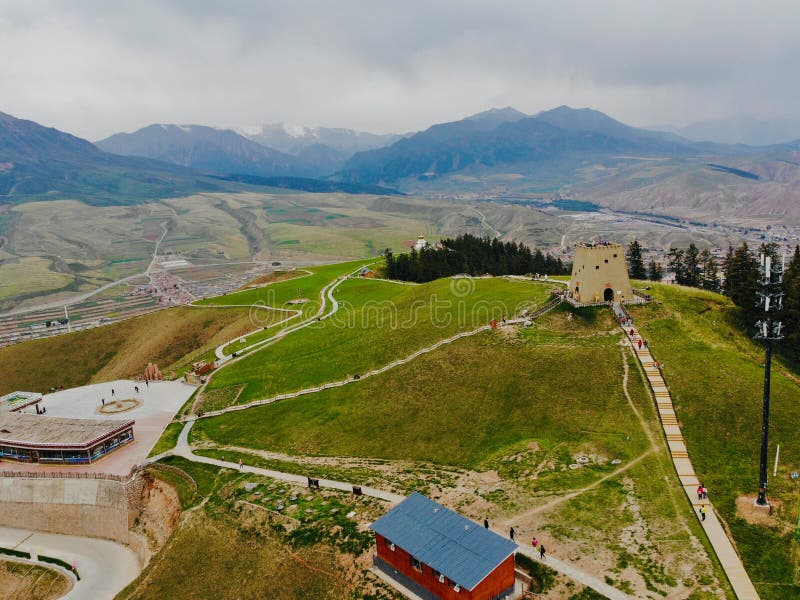 Qinghai Kina, 14th, Juni, 2018 Midairsikten av Qilian berg Vilket lokaliseras i det Qilian l?net, Qionghai, Kina arkivbild Qinghai Kina, 14th, Juni, 2018 Midairsikten av Qilian berg Vilket lokaliseras i det Qilian l?net, Qionghai, Kina arkivbild