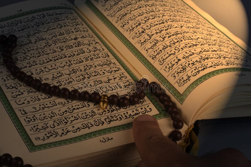 Qoran saint s'est ouvert avec le rosaire et la main photos libres de droits