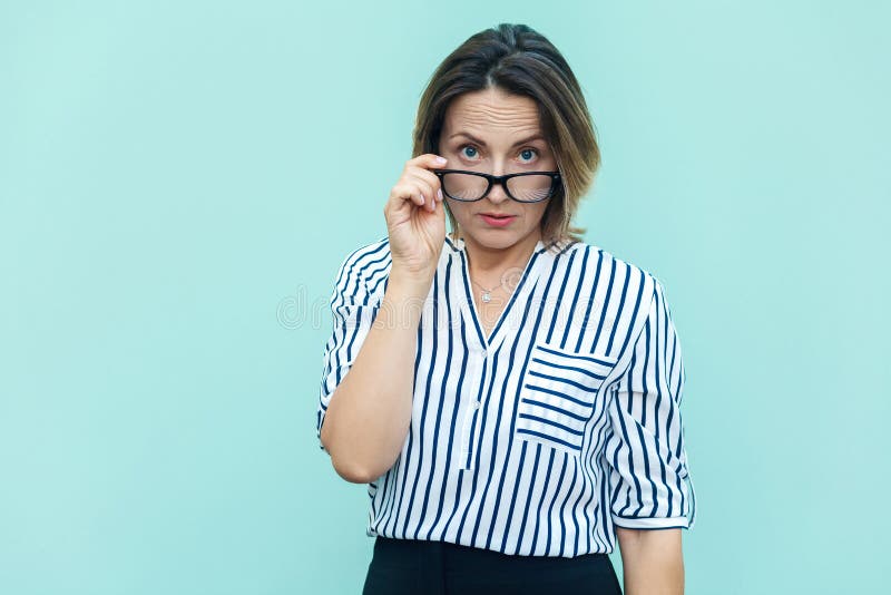 Qu'avez-vous dit ? Femme et patron blonds d'affaires de Seriosly avec le gl images stock Qu'avez-vous dit ? Femme et patron blonds d'affaires de Seriosly avec le gl images stock