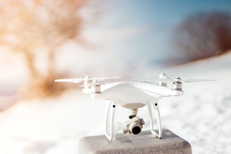 Quadcopter do zangão pronto para voar Zangões de voo no conceito do inverno Uav do passatempo pronto para a conexão imagens de stock royalty free Quadcopter do zangão pronto para voar Zangões de voo no conceito do inverno Uav do passatempo pronto para a conexão imagens de stock royalty free