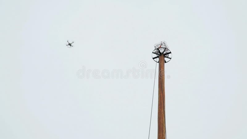 Quadcopter moderno con el vuelo de la cámara en el cielo