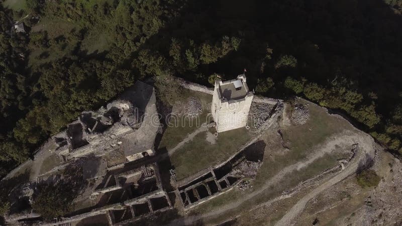 Quadcopter muestra la fortaleza hermosa de Anacopia de Abjasia en día de verano soleado