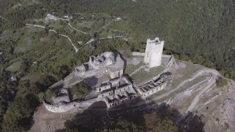 Quadcopter muestra la fortaleza vieja de Anacopia de Abjasia en día de verano soleado