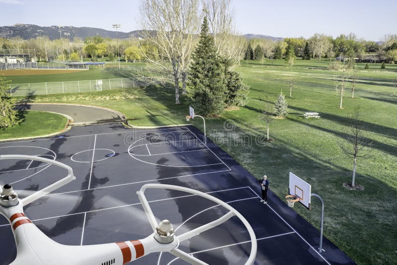 Quadcopter surr som flyger över basketdomstolen royaltyfria foton Quadcopter surr som flyger över basketdomstolen royaltyfria foton