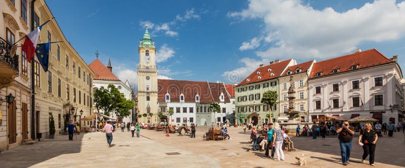 Quadrado de cidade principal na cidade velha em Bratislava, Eslováquia fotos de stock Quadrado de cidade principal na cidade velha em Bratislava, Eslováquia fotos de stock