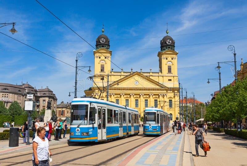 Quadrado de Kossuth e igreja do protestante grande em Debrecen, Hungria imagem de stock Quadrado de Kossuth e igreja do protestante grande em Debrecen, Hungria imagem de stock