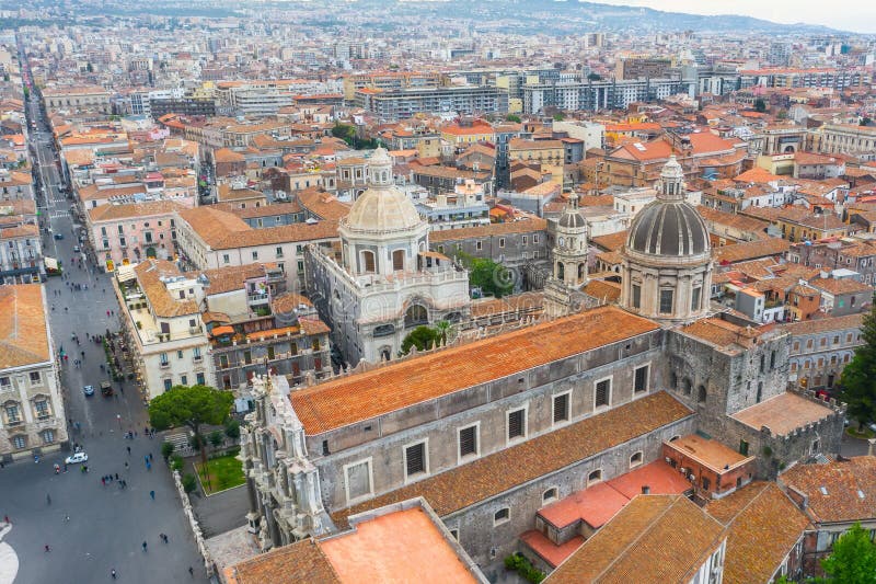Quadrado de Piazza Duomo ou da catedral com a catedral de Santa Agatha, cidade aérea Catania Itália da vista superior fotografia de stock royalty free Quadrado de Piazza Duomo ou da catedral com a catedral de Santa Agatha, cidade aérea Catania Itália da vista superior fotografia de stock royalty free