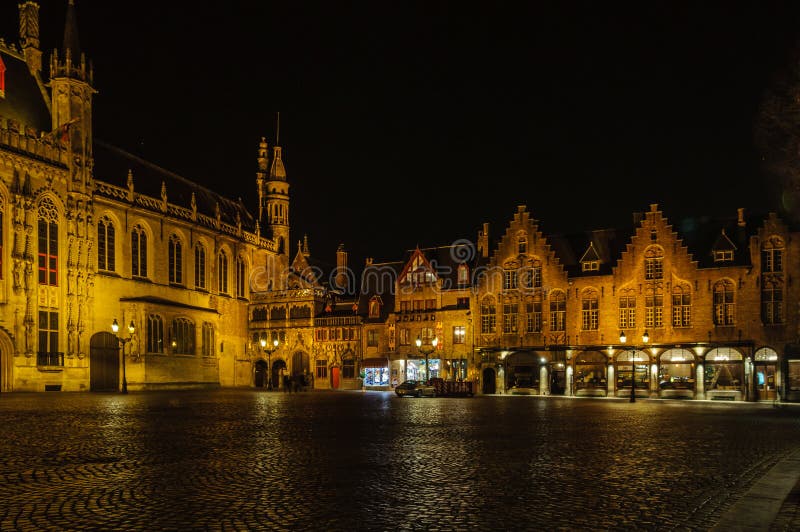 Quadrado do Burg na noite em Bruges, Bélgica fotografia de stock Quadrado do Burg na noite em Bruges, Bélgica fotografia de stock