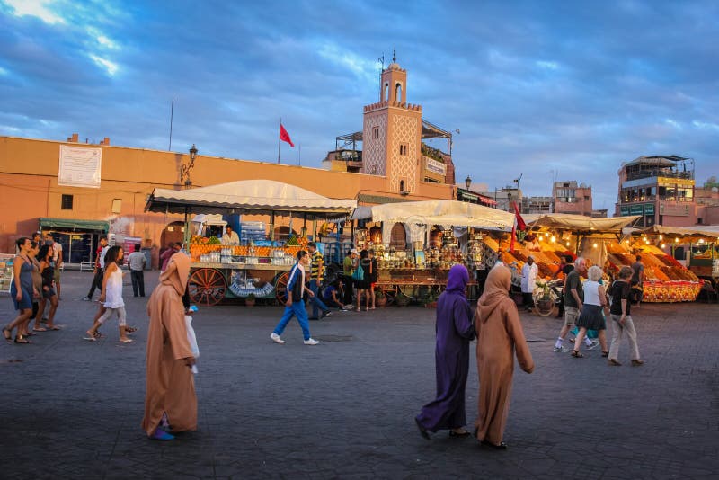 Quadrado do EL Fna de Djemaa marrakesh marrocos imagens de stock Quadrado do EL Fna de Djemaa marrakesh marrocos imagens de stock