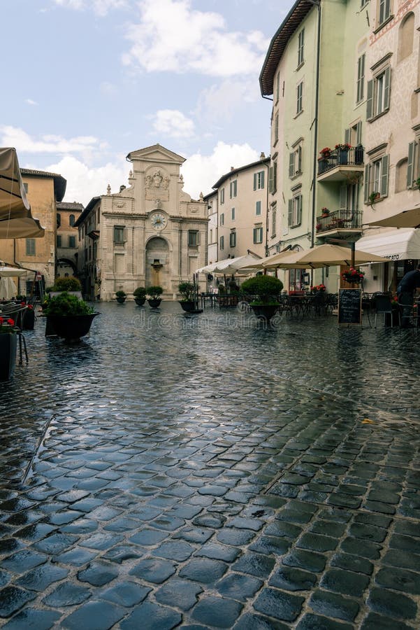 Quadrado e construções medievais italianos tradicionais no centro histórico da cidade bonita de Spoleto, em Umbria Region, Itália fotos de stock
