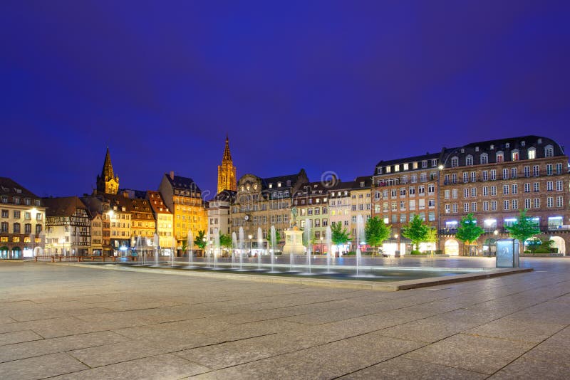 Quadrado no lugar de Kleber do por do sol de Strasbourg. Catedral no fundo. Alsácia, França fotografia de stock royalty free Quadrado no lugar de Kleber do por do sol de Strasbourg. Catedral no fundo. Alsácia, França fotografia de stock royalty free