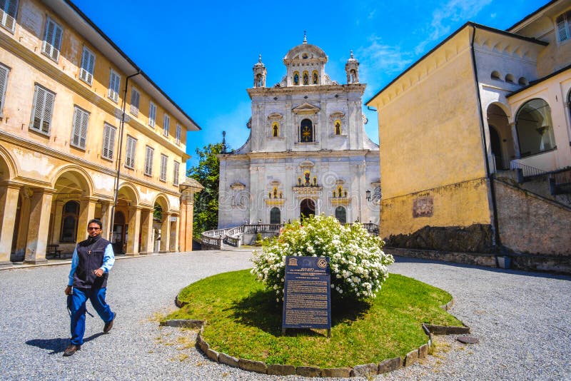 Quadrado novo de Varallo Sacro Monte da igreja do padre - Piedmont - Ital fotografia de stock royalty free Quadrado novo de Varallo Sacro Monte da igreja do padre - Piedmont - Ital fotografia de stock royalty free