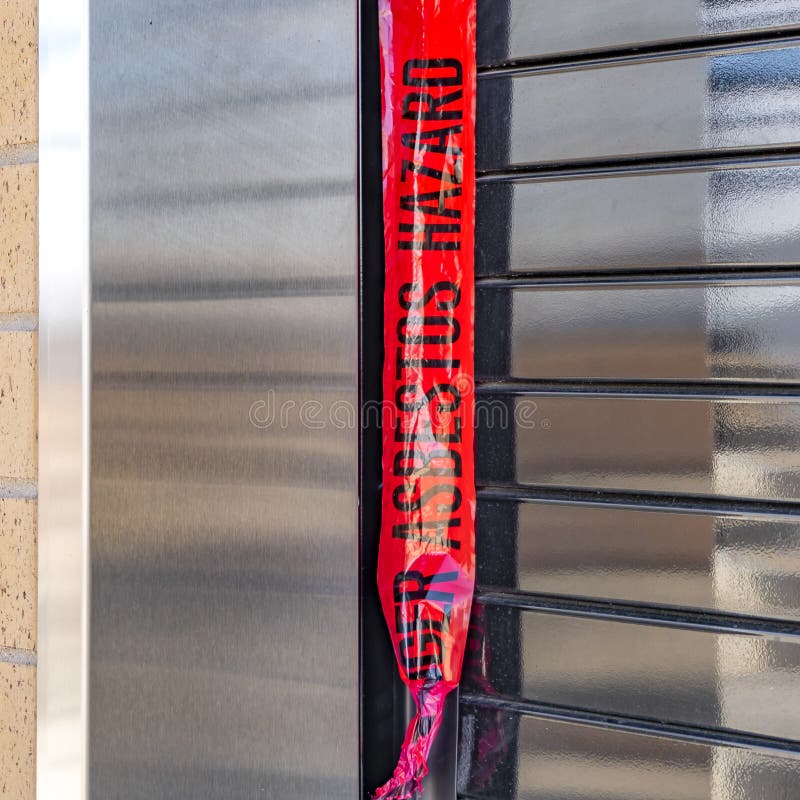Quadratischer Rahmen Abschluss oben des Fensters eines Gebäudes mit Sicherheitsrollenfensterladen lizenzfreie stockbilder Quadratischer Rahmen Abschluss oben des Fensters eines Gebäudes mit Sicherheitsrollenfensterladen lizenzfreie stockbilder
