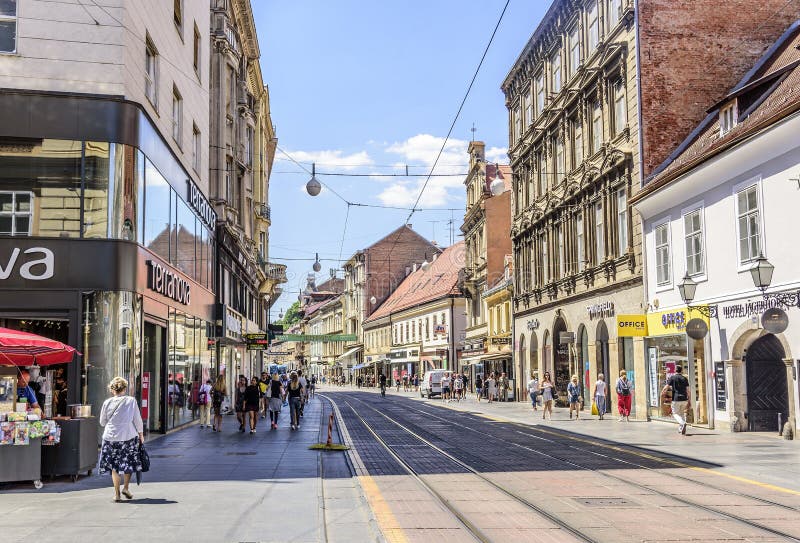 Quadratisches Verbot Josip Jelacic mit Touristen an einem Sommertag in Zagreb lizenzfreie stockfotos Quadratisches Verbot Josip Jelacic mit Touristen an einem Sommertag in Zagreb lizenzfreie stockfotos