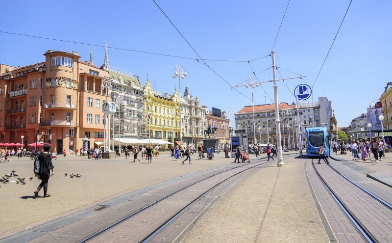 Quadratisches Verbot Josip Jelacic mit Touristen und Trams an einem Sommertag in Zagreb stockbilder Quadratisches Verbot Josip Jelacic mit Touristen und Trams an einem Sommertag in Zagreb stockbilder
